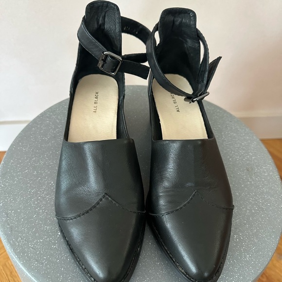 Sleek Black Pointed Toe Mules - Picture 5 of 6